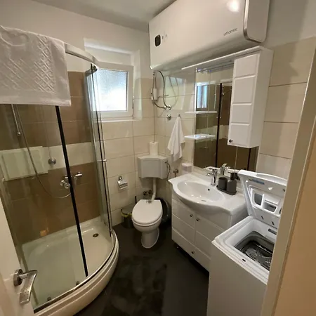 8e Apartment *